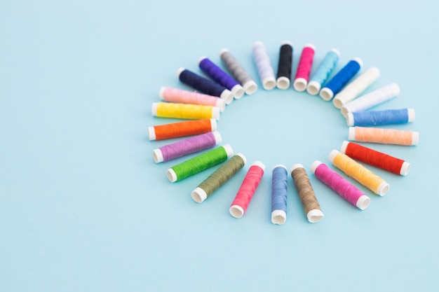 zestaw kolorowych nici do haftu